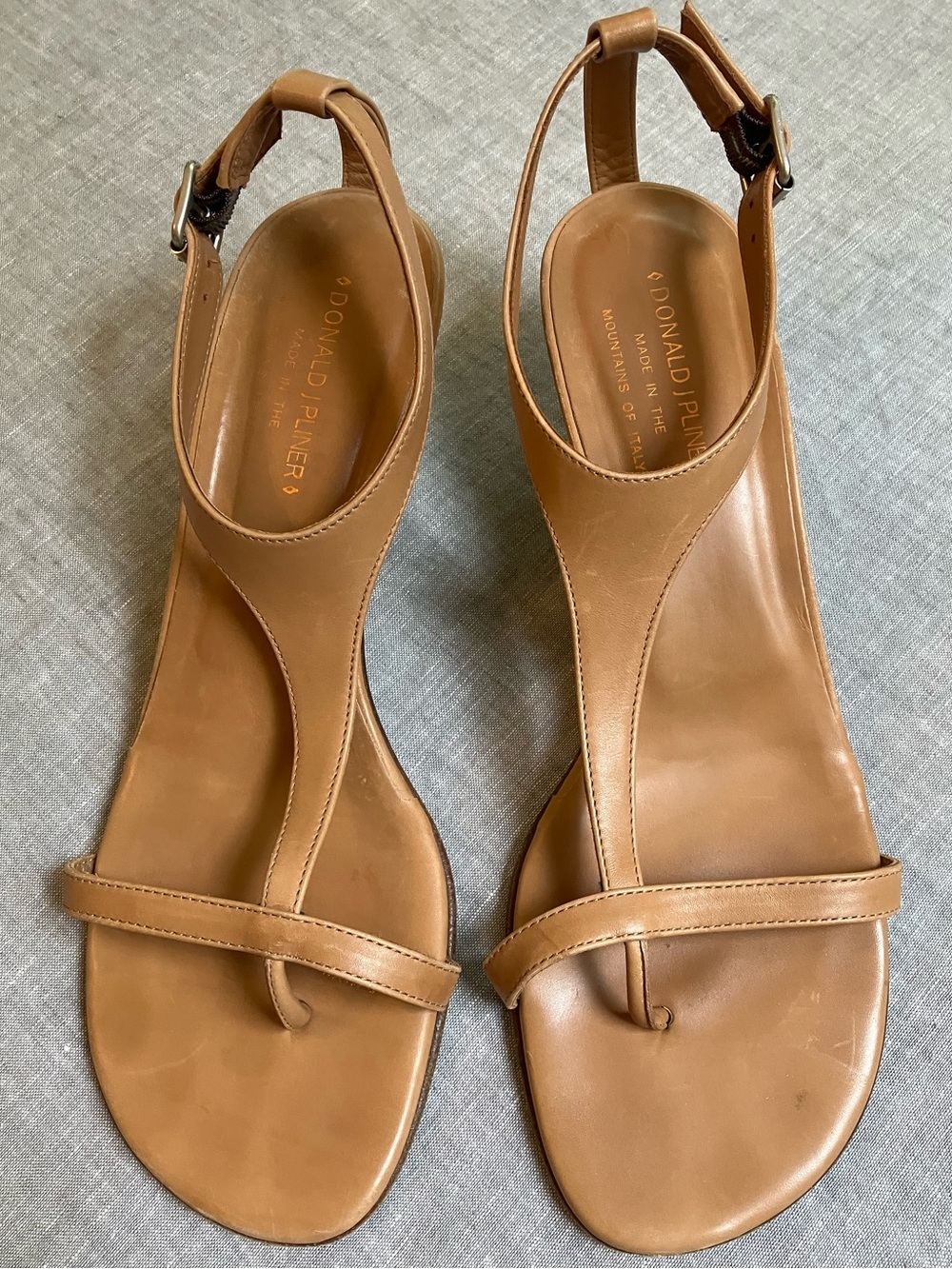 Donald J Pliner Viana Sandal in caramel leather with kitten heel